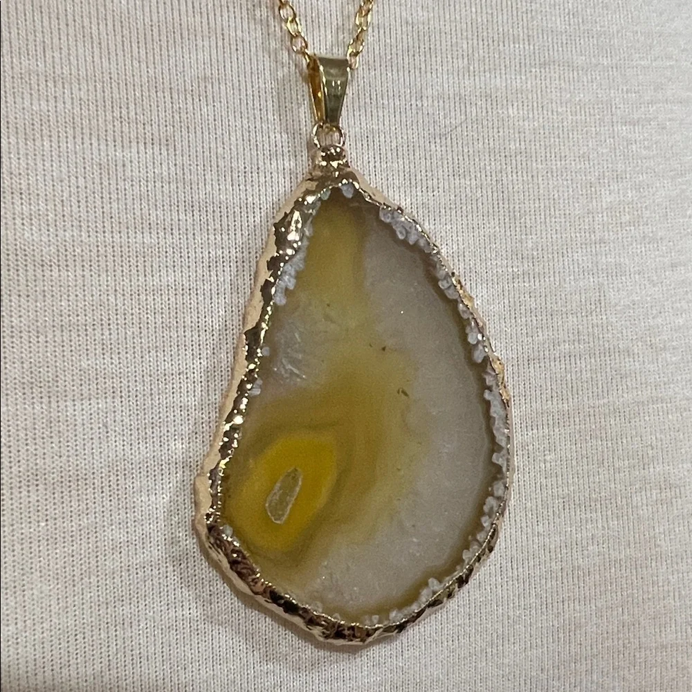 Elegant Gold and Yellow Agate Pendant Necklace